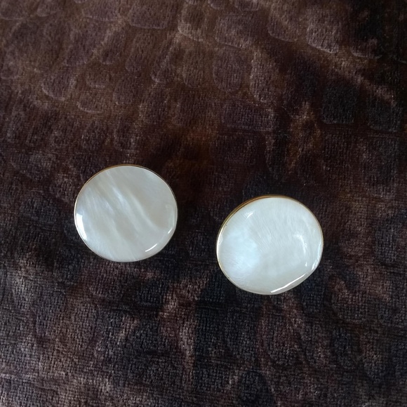Vintage Karla Jordan - MOP Gold Round Earrings - Picture 4 of 5